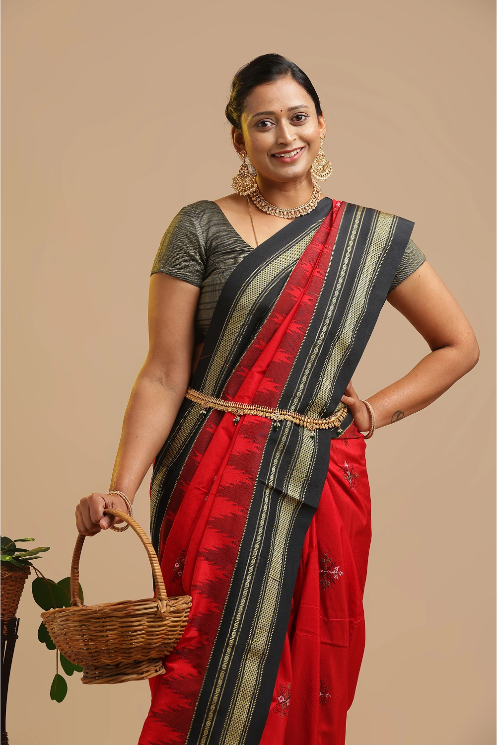 Red Ilkal Saree with Tope Teni Pallu & Kasuti Embroidery – in Cotton Silk