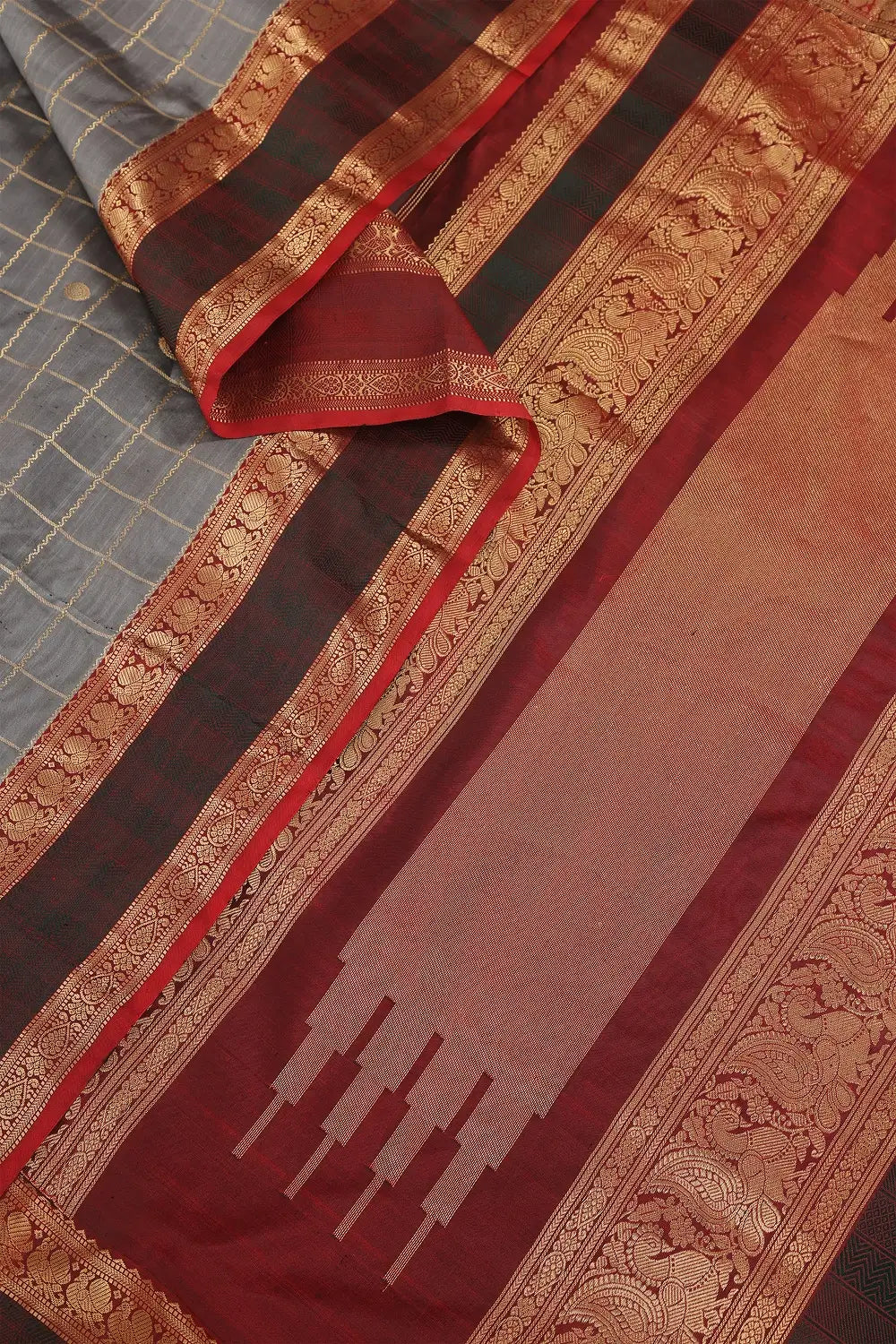 Detailed view of the half-and-half color transition and intricate gold zari border work